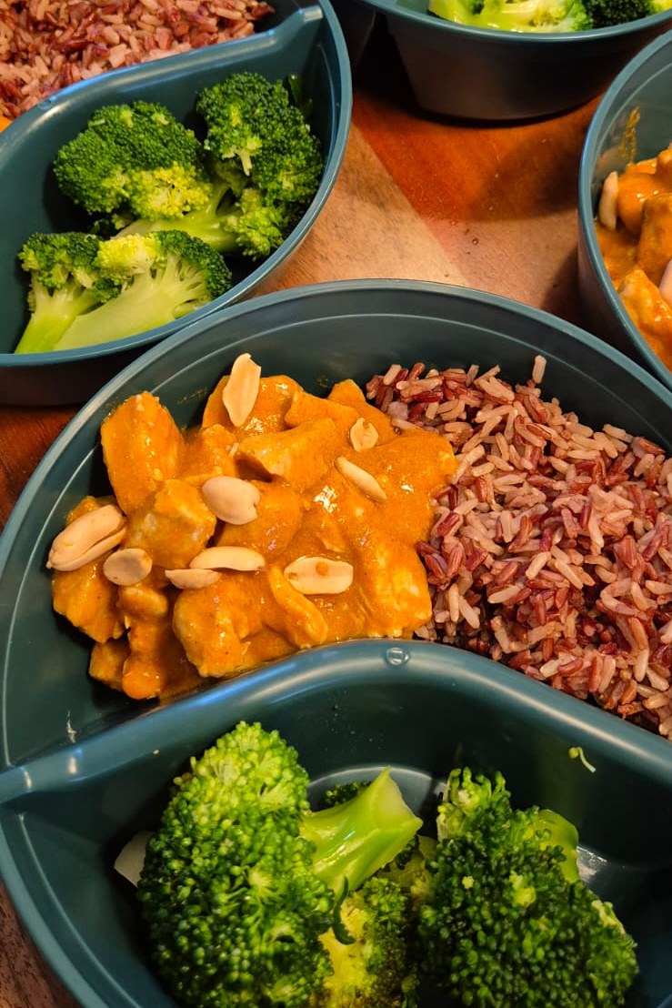 Massaman-Curry mit Hähnchen, Wildreis und Brokkoli
