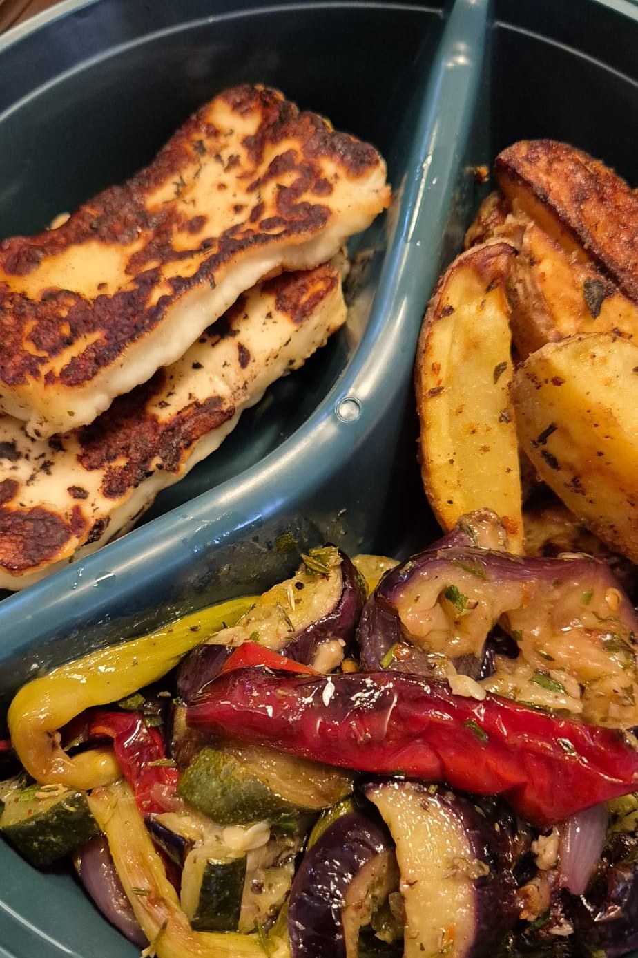 Halloumi-Bowl mit Ofengemüse
