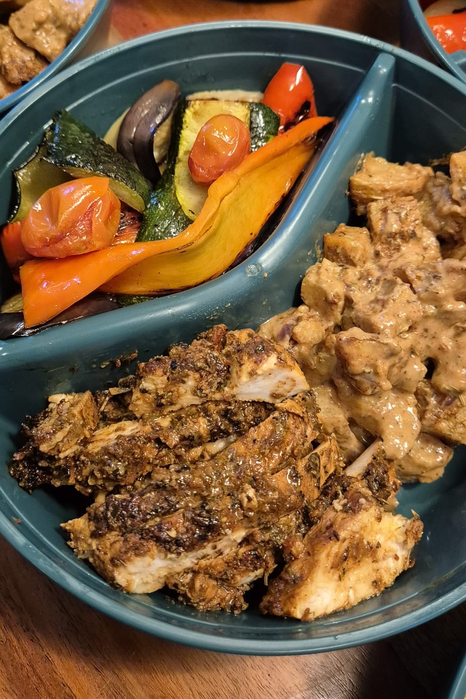 Jerk-Hähnchen mit cremigen Kartoffeln und gemischtem Gemüse