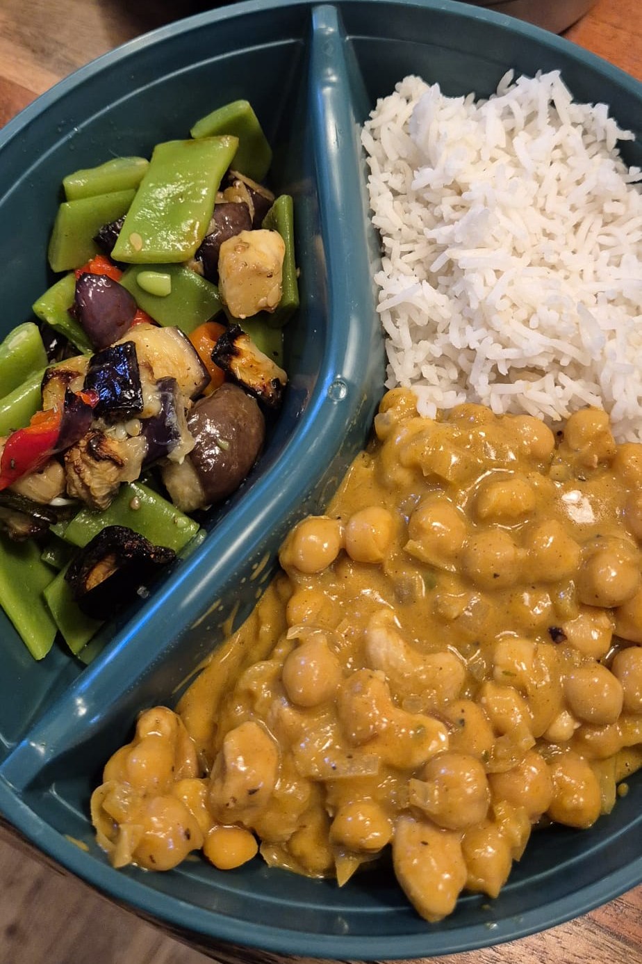 Kichererbsen-Curry mit Reis und gemischtem Gemüse