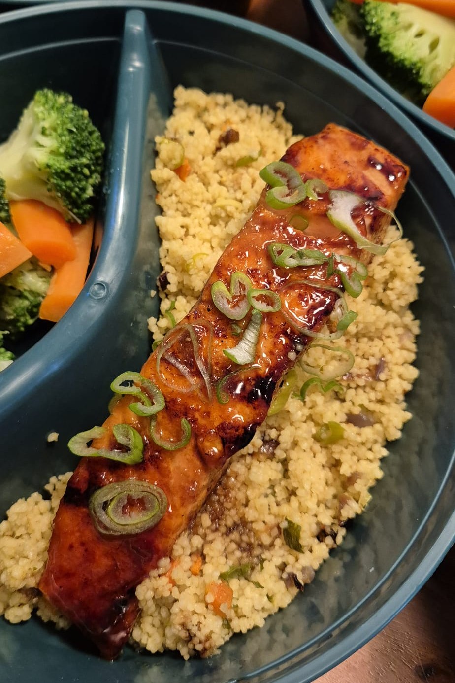 Honig-Soja-Lachs mit Couscous und gemischtem Gemüse