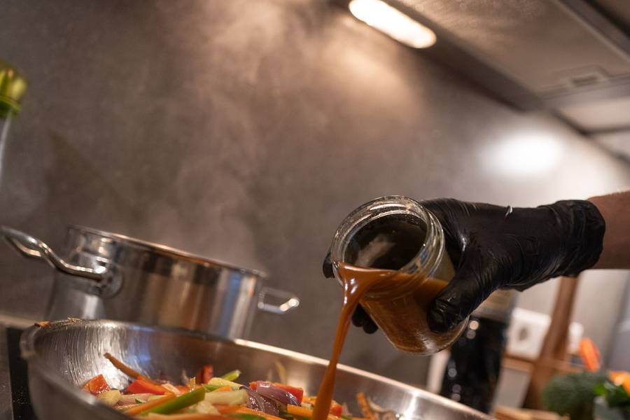 Sauce wird in die Pfanne gegeben
